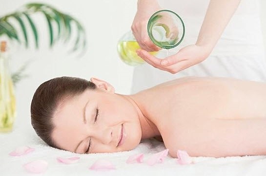 Tắm và massage bằng dầu dừa giúp da trắng mịn, hồng hào và thư giãn