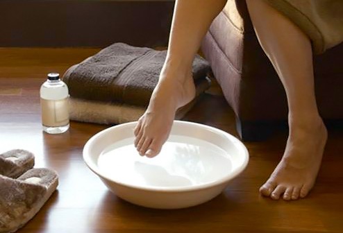 Massage trực tiếp bằng tinh dầu thiên nhiên trị bệnh gout